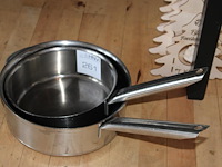 Twee steelpannen w.o. doorsnede 30 cm. - afbeelding 1 van  2
