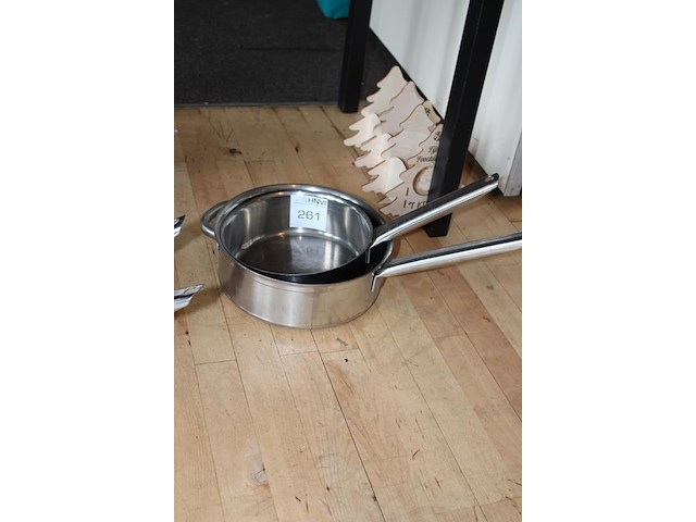 Twee steelpannen w.o. doorsnede 30 cm. - afbeelding 2 van  2