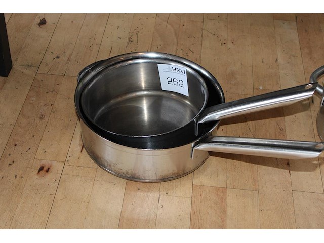 Twee steelpannen w.o. doorsnede 30 cm. - afbeelding 1 van  2