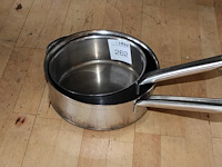 Twee steelpannen w.o. doorsnede 30 cm. - afbeelding 1 van  2