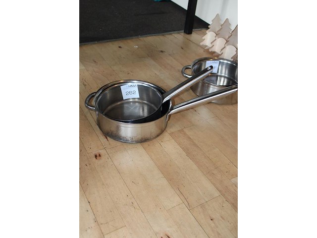 Twee steelpannen w.o. doorsnede 30 cm. - afbeelding 2 van  2