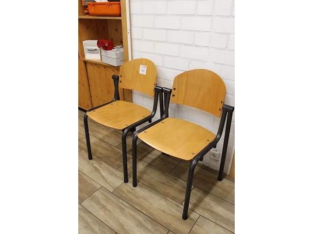 Twee stoelen. - afbeelding 2 van  2
