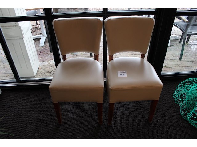 Twee stoeltjes met kunstlederen bekleding. - afbeelding 1 van  4