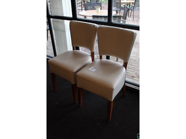 Twee stoeltjes met kunstlederen bekleding. - afbeelding 2 van  4