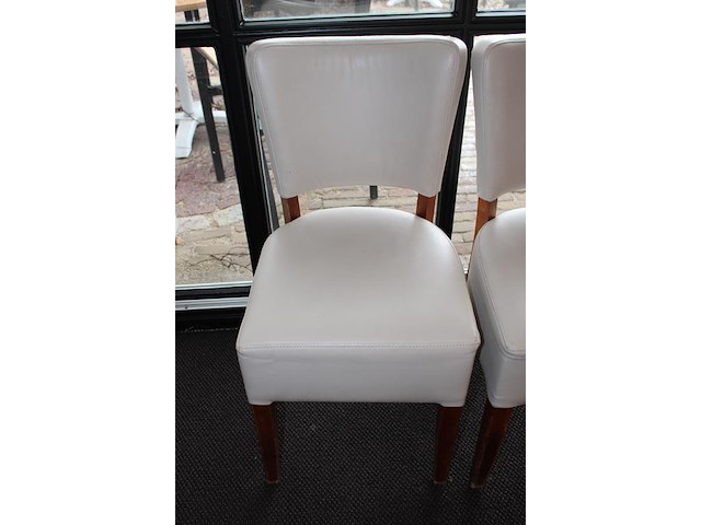 Twee stoeltjes met kunstlederen bekleding. - afbeelding 3 van  4