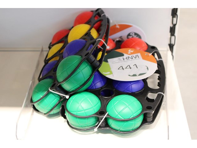 Twee strand jeu de boule sets in schap. - afbeelding 1 van  2