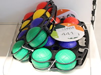 Twee strand jeu de boule sets in schap. - afbeelding 1 van  2