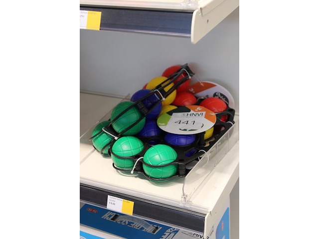 Twee strand jeu de boule sets in schap. - afbeelding 2 van  2