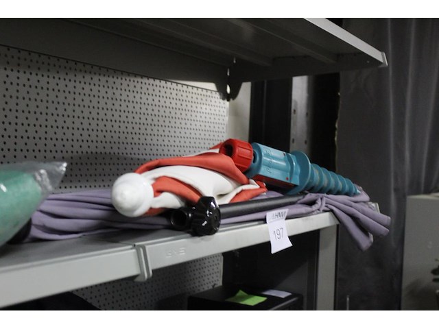 Twee strandparasols met 1 stok en grondpin. margeproduct - afbeelding 1 van  2