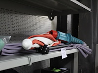 Twee strandparasols met 1 stok en grondpin. margeproduct - afbeelding 1 van  2