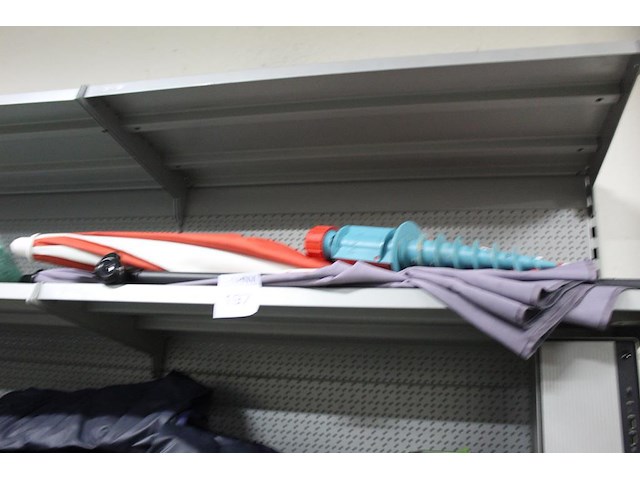 Twee strandparasols met 1 stok en grondpin. margeproduct - afbeelding 2 van  2