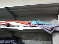 Twee strandparasols met 1 stok en grondpin. margeproduct - afbeelding 2 van  2