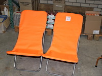 Twee strandstoelen oranje. - afbeelding 1 van  2