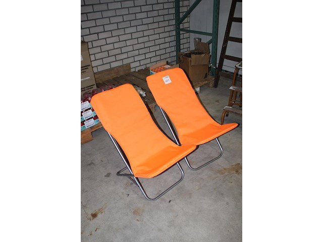 Twee strandstoelen oranje. - afbeelding 2 van  2