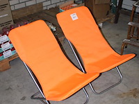 Twee strandstoelen oranje. - afbeelding 2 van  2