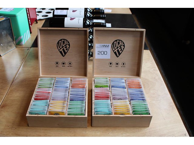 Twee theedozen gevuld met local tea. - afbeelding 1 van  3