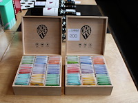 Twee theedozen gevuld met local tea. - afbeelding 1 van  3