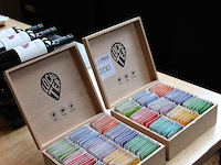 Twee theedozen gevuld met local tea. - afbeelding 2 van  3