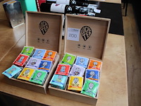 Twee theedozen gevuld met local tea. - afbeelding 3 van  3