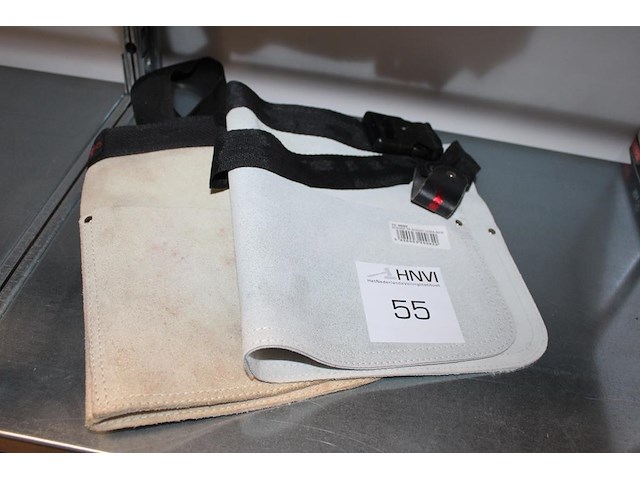 Twee timmermansschorten. - afbeelding 1 van  2