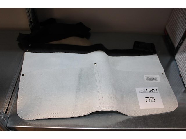 Twee timmermansschorten. - afbeelding 2 van  2