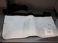 Twee timmermansschorten. - afbeelding 2 van  2