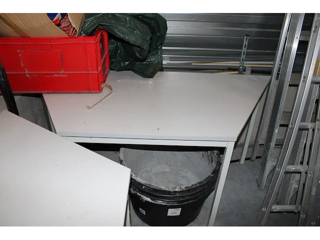 Twee trapeziumvormige tafels - afbeelding 3 van  3