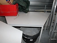Twee trapeziumvormige tafels - afbeelding 3 van  3