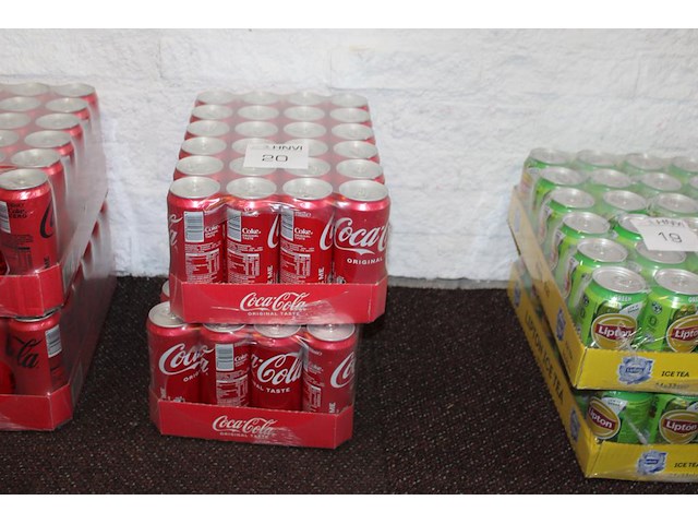 Twee trays met coca cola. tht 12-2026. - afbeelding 1 van  2