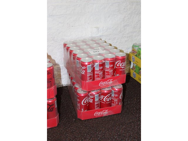 Twee trays met coca cola. tht 12-2026. - afbeelding 2 van  2