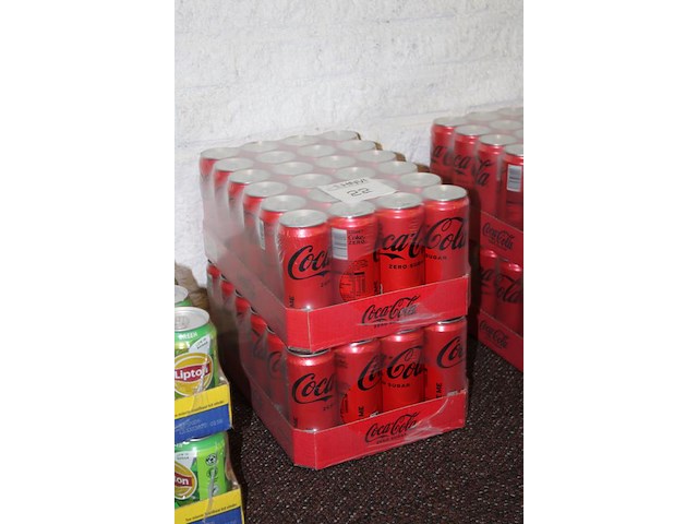 Twee trays met coca cola zero. tht 7-2026. - afbeelding 2 van  2