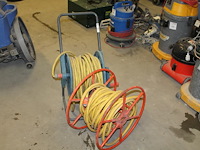 Twee tuinslangen op haspel. - afbeelding 1 van  3