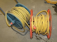 Twee tuinslangen op haspel. - afbeelding 3 van  3