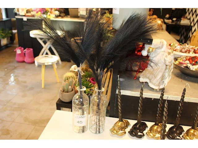 Twee vazen met decoratie. hoogte 27 cm. - afbeelding 1 van  2