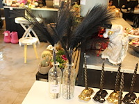 Twee vazen met decoratie. hoogte 27 cm. - afbeelding 1 van  2