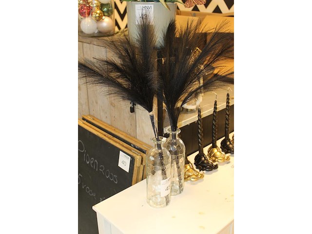 Twee vazen met decoratie. hoogte 27 cm. - afbeelding 2 van  2