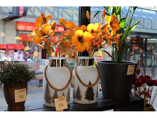 Twee vazen met kunstbloemen hoogte 31 cm. - afbeelding 1 van  2