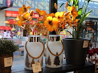 Twee vazen met kunstbloemen hoogte 31 cm. - afbeelding 1 van  2