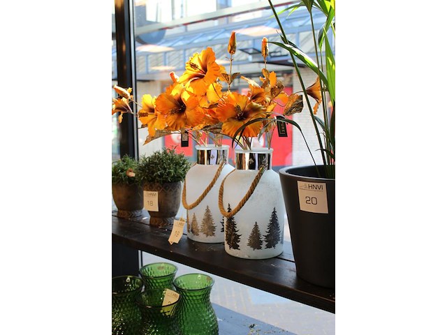 Twee vazen met kunstbloemen hoogte 31 cm. - afbeelding 2 van  2