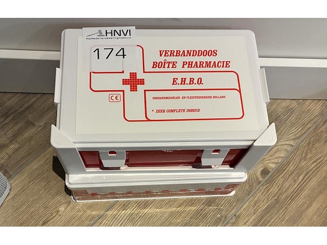 Twee verbandtrommels met muurbeugel. - afbeelding 1 van  2