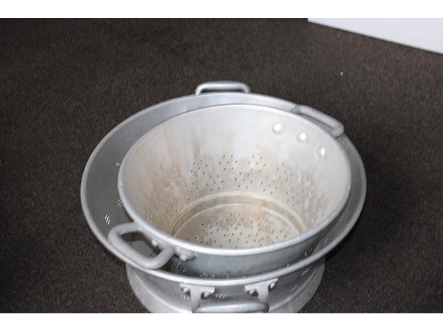 Twee vergieten w.o. doorsnede 47 cm. - afbeelding 1 van  2