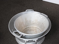 Twee vergieten w.o. doorsnede 47 cm. - afbeelding 1 van  2