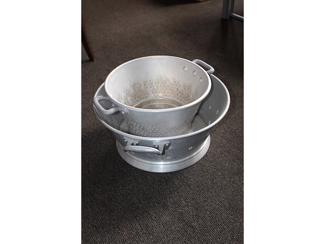 Twee vergieten w.o. doorsnede 47 cm. - afbeelding 2 van  2