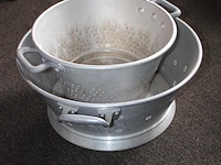 Twee vergieten w.o. doorsnede 47 cm. - afbeelding 2 van  2