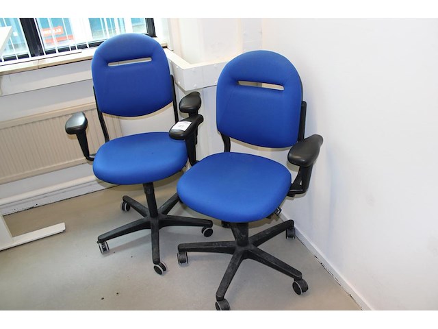 Twee verrijdbare bureaustoelen ahrend. - afbeelding 1 van  2