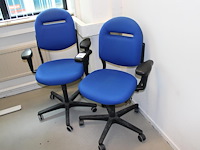 Twee verrijdbare bureaustoelen ahrend. - afbeelding 1 van  2