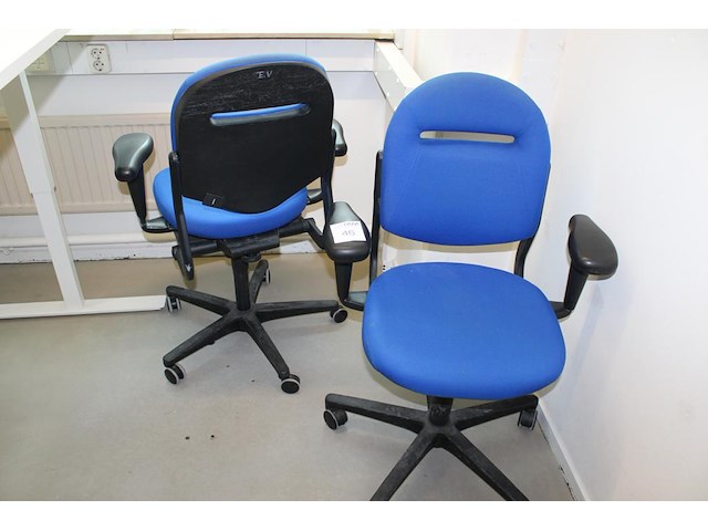 Twee verrijdbare bureaustoelen ahrend. - afbeelding 2 van  2