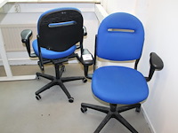 Twee verrijdbare bureaustoelen ahrend. - afbeelding 2 van  2