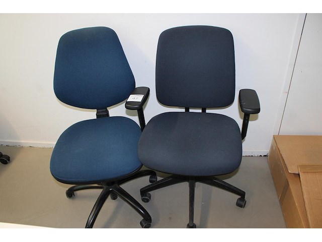 Twee verrijdbare bureaustoelen blauw gestoffeerd. - afbeelding 1 van  1