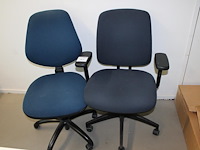 Twee verrijdbare bureaustoelen blauw gestoffeerd. - afbeelding 1 van  1